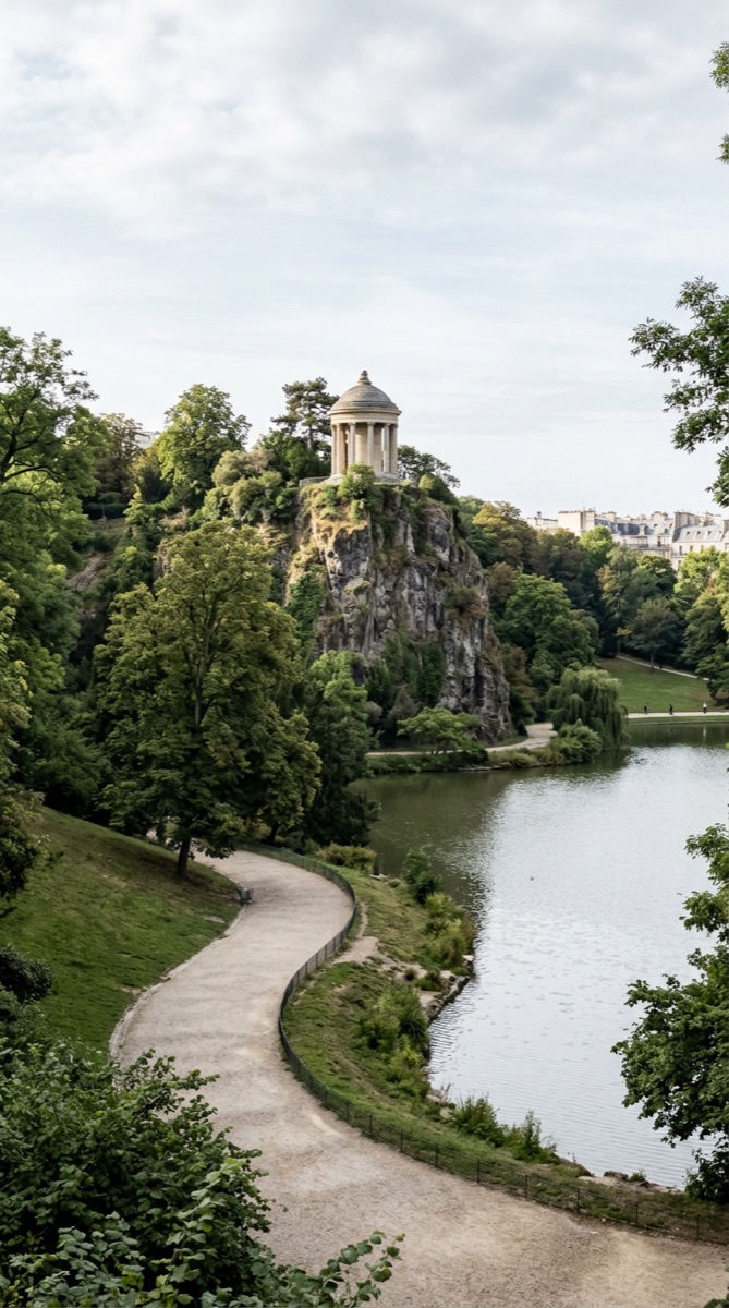 Décor du parc des Buttes-Chaumont, généré par IA